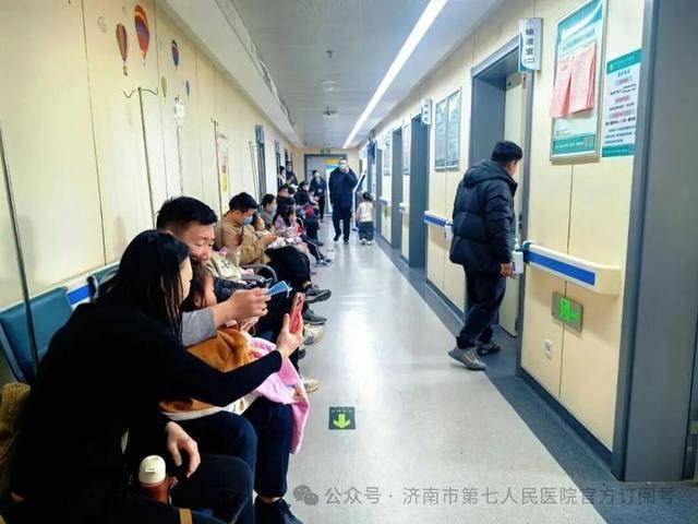 世界杯皇冠足球平台
_山东第一医科大学附属省立医院（山东省立医院）小儿呼吸科主任医师郭春艳教授到济南市第七人民医院进行坐诊与指导